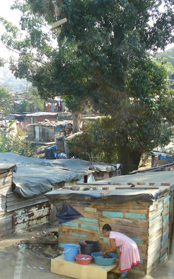 Lidé z chudších zemí spalují plasty jako otop v domácnostech