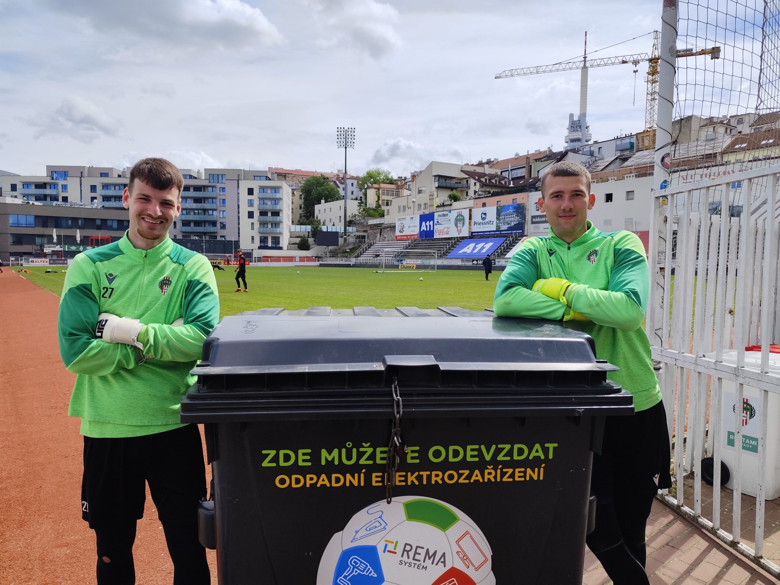 Fotbalový stadion slouží i jako sběrné místo. Fanoušci Viktorky za pár měsíců odevzdali desítky vysloužilých elektrospotřebičů